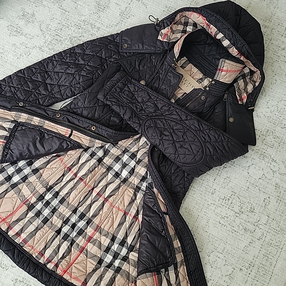Burberry Black Quilted Puffer Coat with Signature Beige Check Lining - Picture 13 of 16